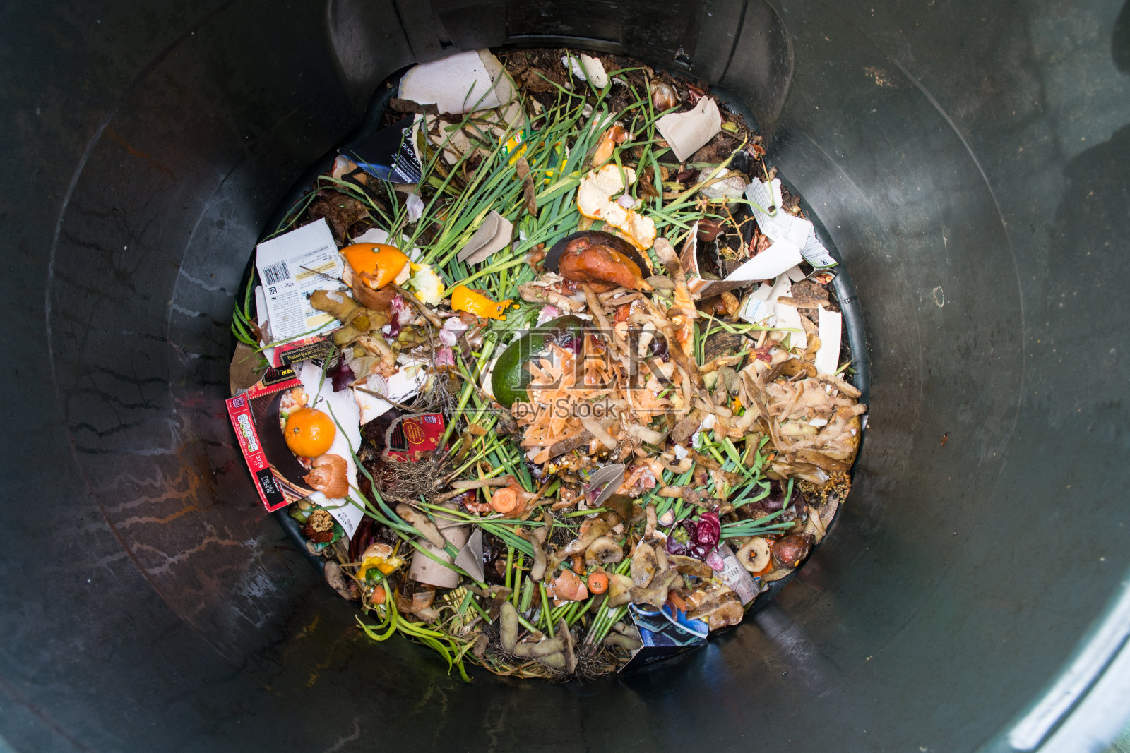 俯视图的家庭堆肥垃圾箱与厨房的废料和其他有机物照片摄影图片
