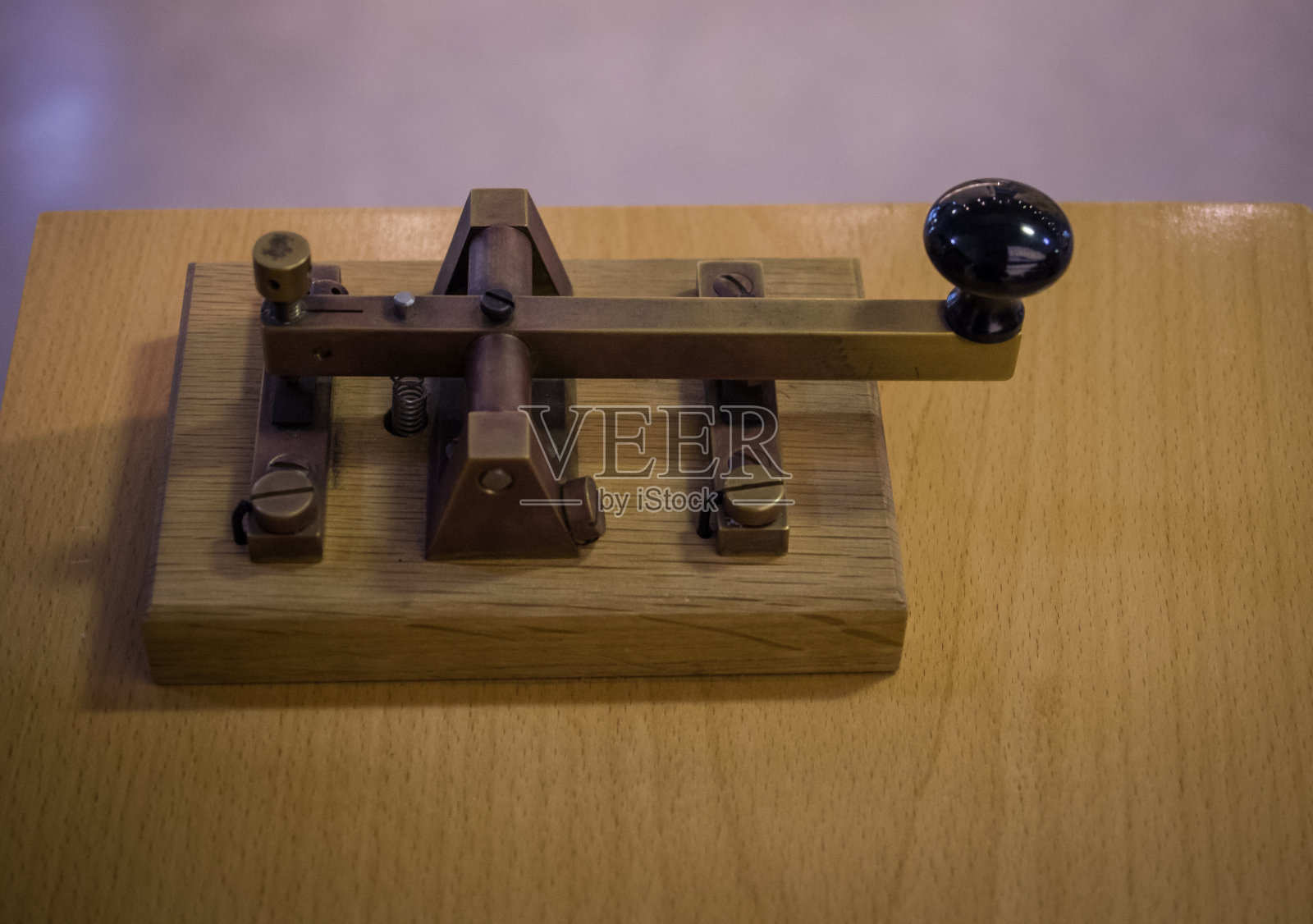 老式的电报钥匙，莫尔斯电码系统照片摄影图片