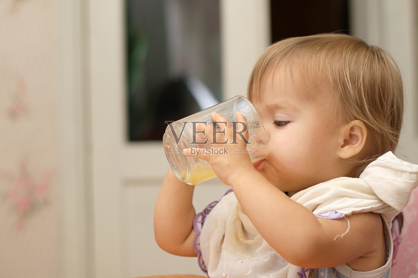 金发小女孩喝天然果汁照片摄影图片