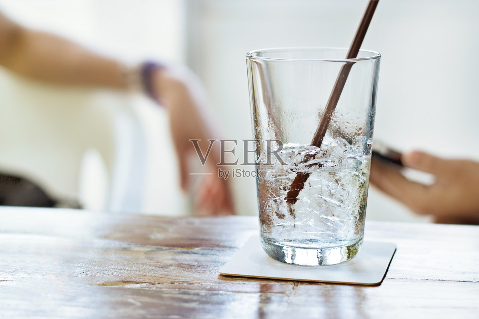 餐厅桌子上的一杯水和冰照片摄影图片