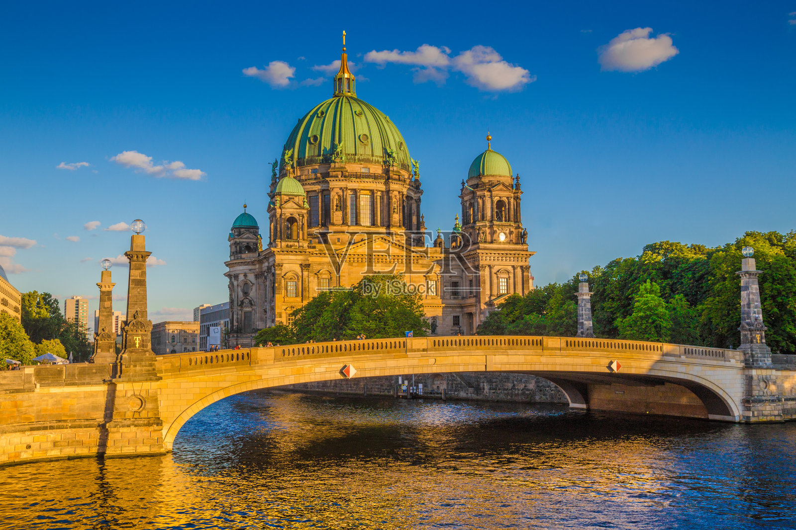 日落时，柏林大教堂与施普雷河，德国柏林市中心照片摄影图片