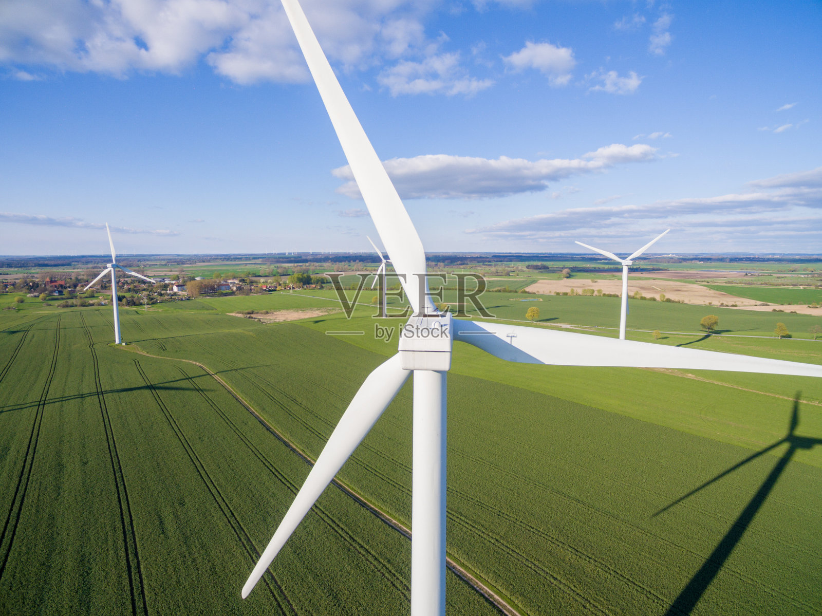 从空中俯瞰田野上的风力涡轮机。可持续发展，环境友好的理念。风力涡轮机提供可再生能源。照片摄影图片