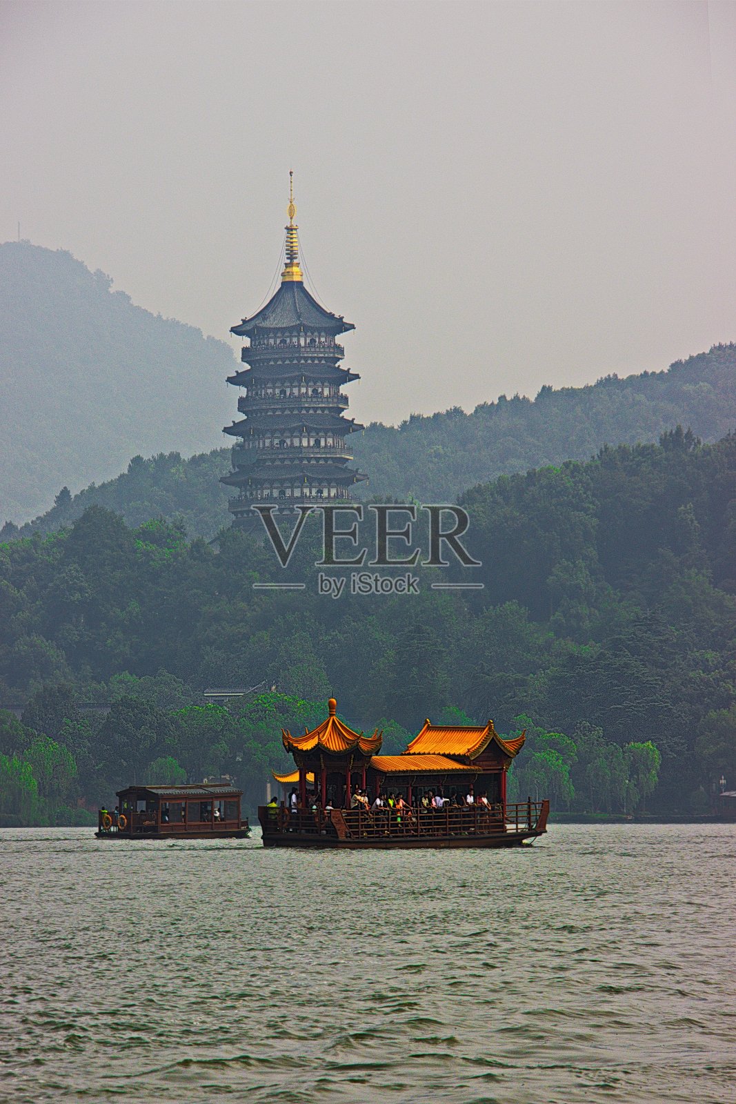 中国杭州西湖上的中国船。照片摄影图片