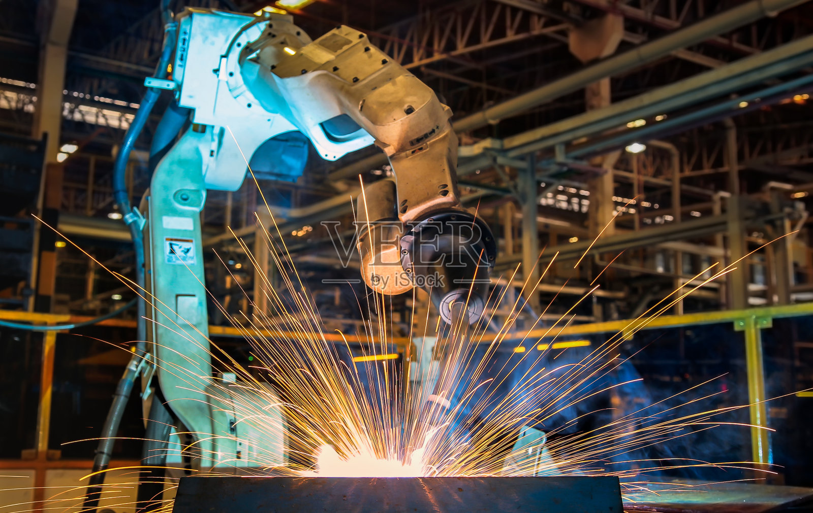 工业机器人正在汽车制造厂试运行焊接照片摄影图片