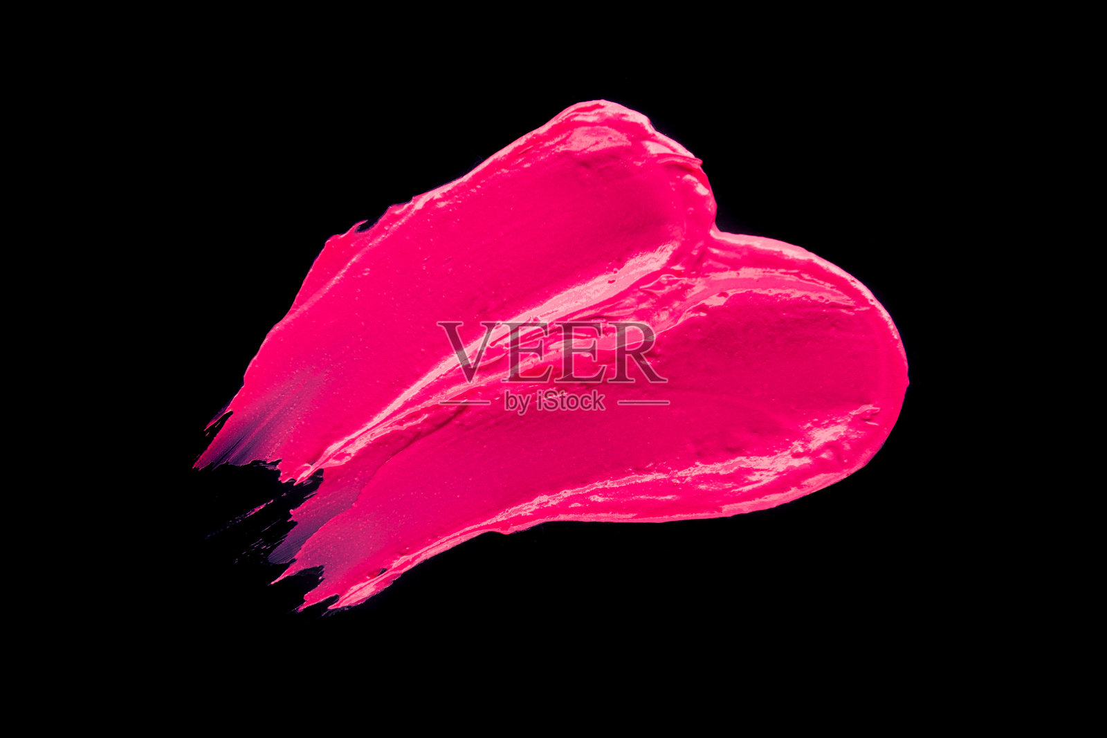 模糊的粉色唇膏在黑色孤立的背景上设计元素图片
