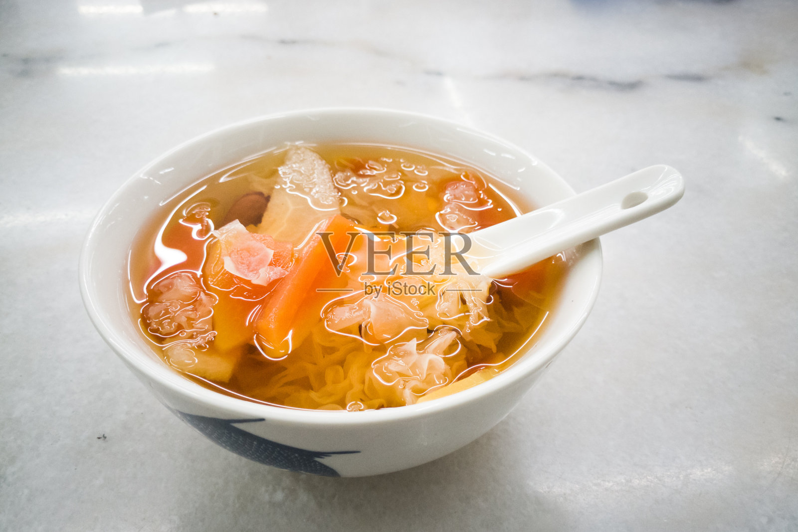 由木耳、银杏、龙眼、红枣等组成的中国传统甜品照片摄影图片