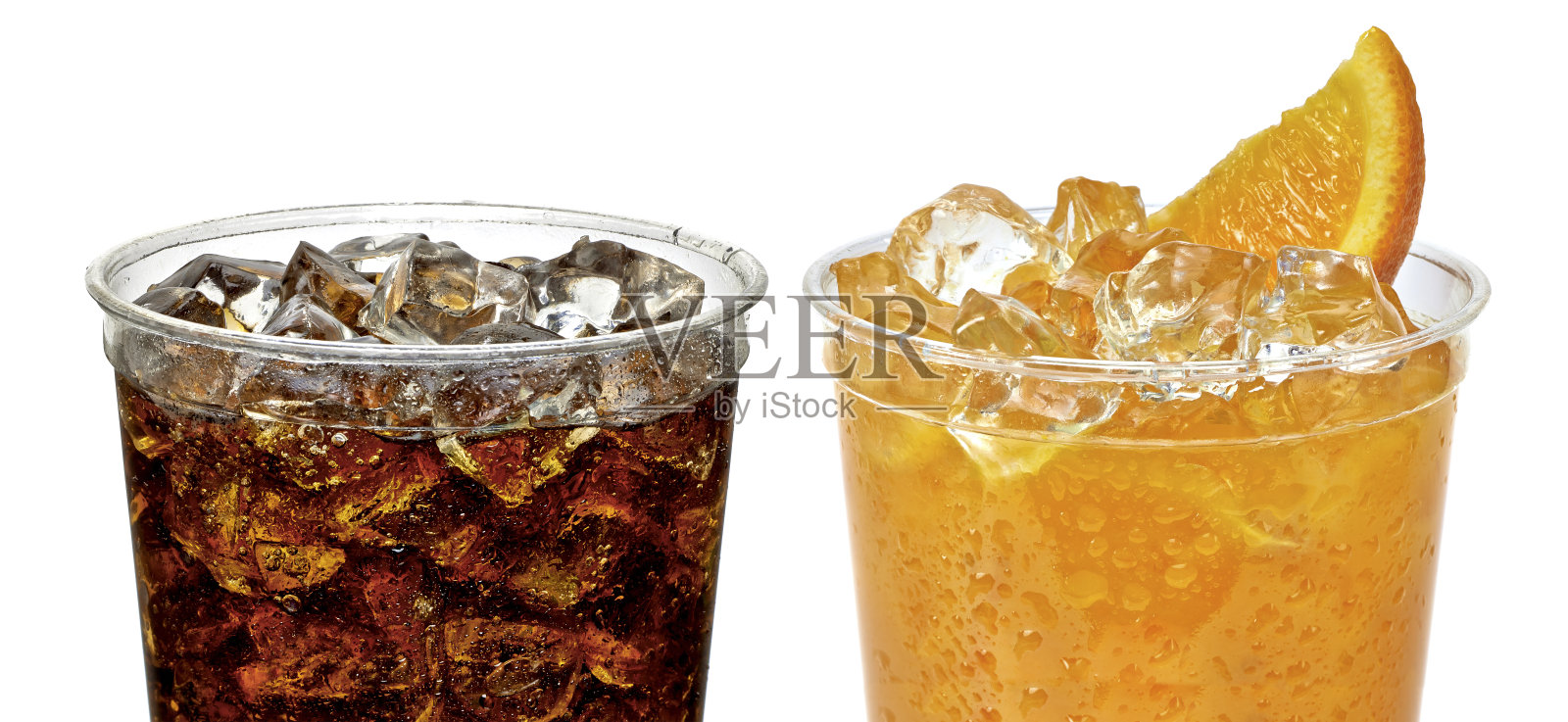 可乐和橙汁装在加碎冰的杯子里照片摄影图片