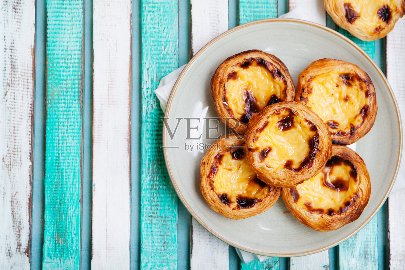 蛋挞。葡萄牙的甜点。木制背景。照片摄影图片