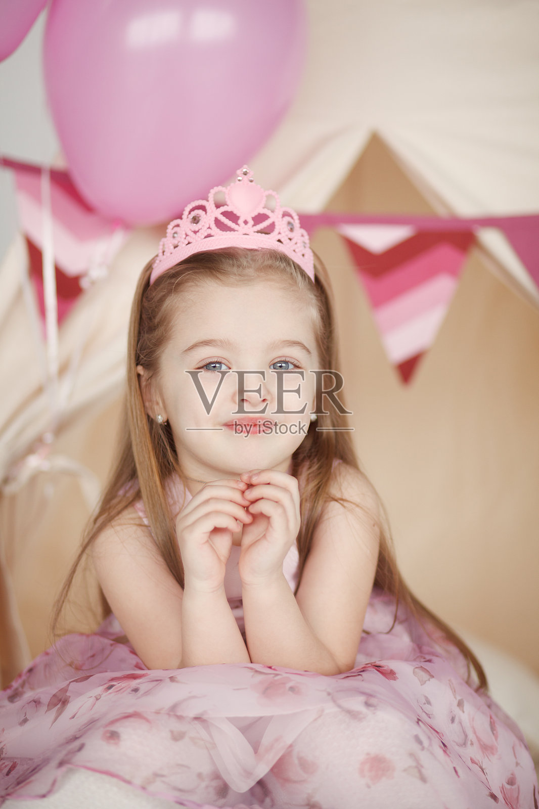 可爱的微笑小女孩穿着粉红色的公主照片摄影图片