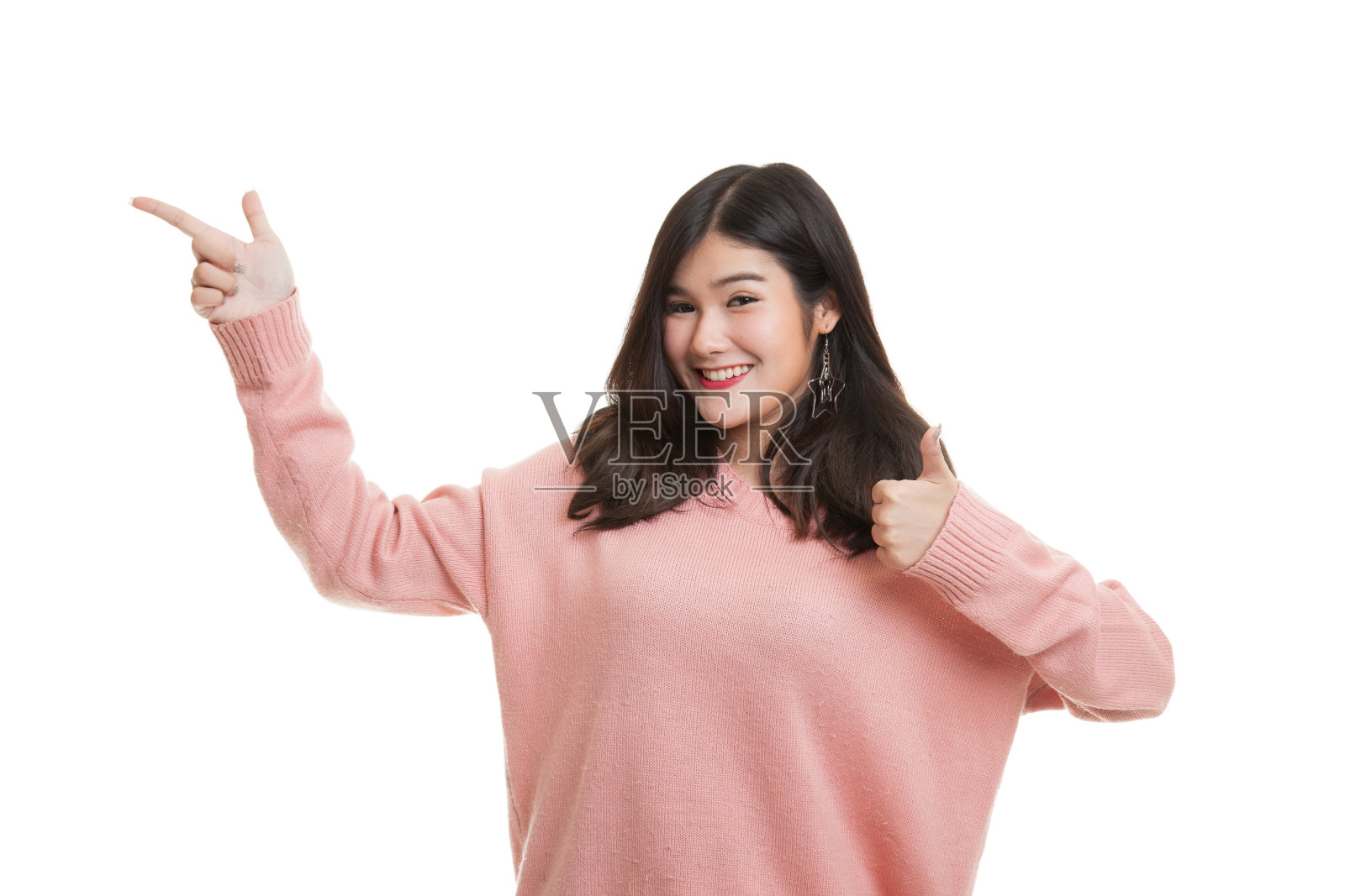 一位年轻的亚洲女性用手指着大拇指。照片摄影图片