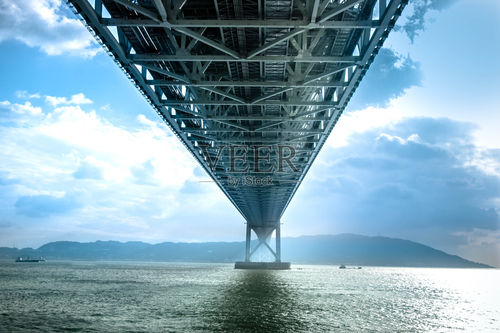 日本明石海峡大桥桥下吊桥，横跨濑户内海，从淡路岛到神户照片摄影图片