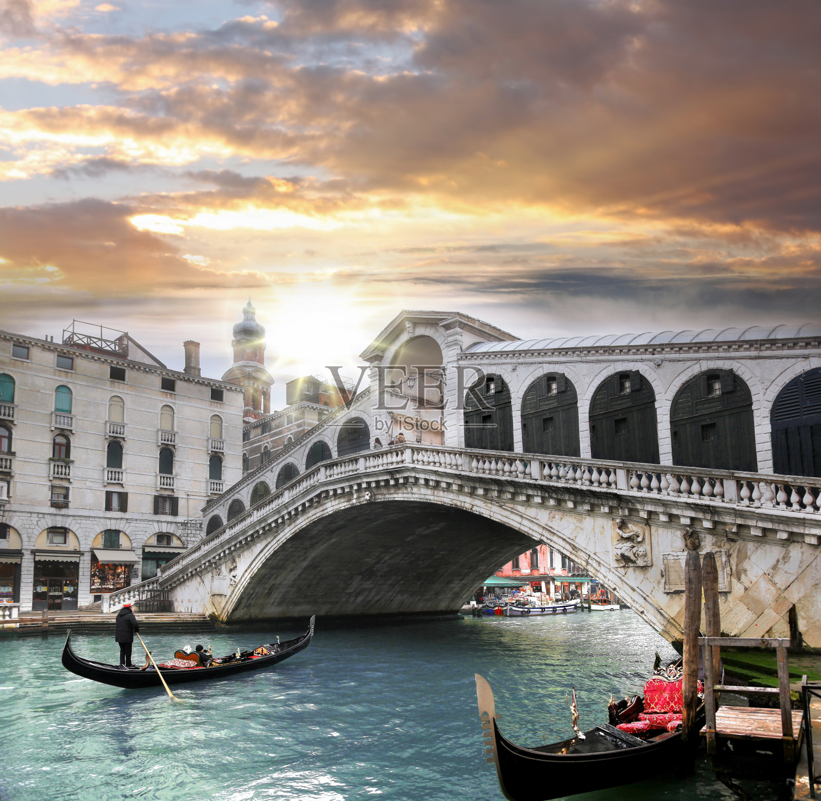 意大利威尼斯，里亚托桥和大运河上的贡多拉照片摄影图片