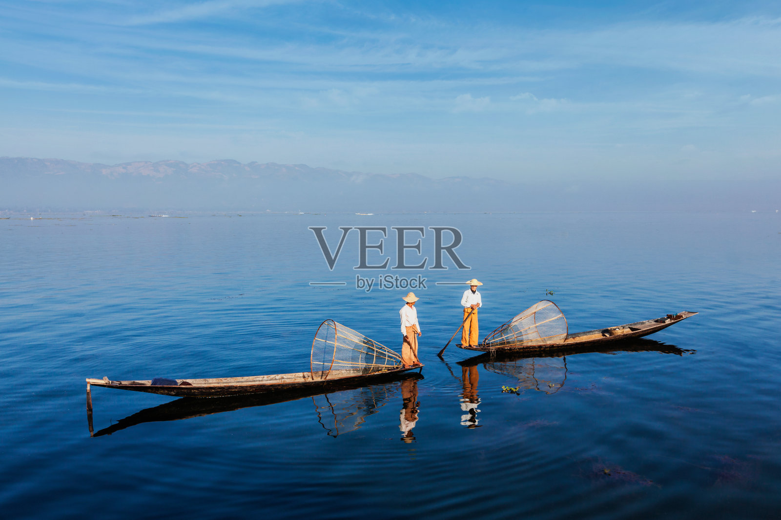 缅甸茵莱湖的传统缅甸渔民照片摄影图片