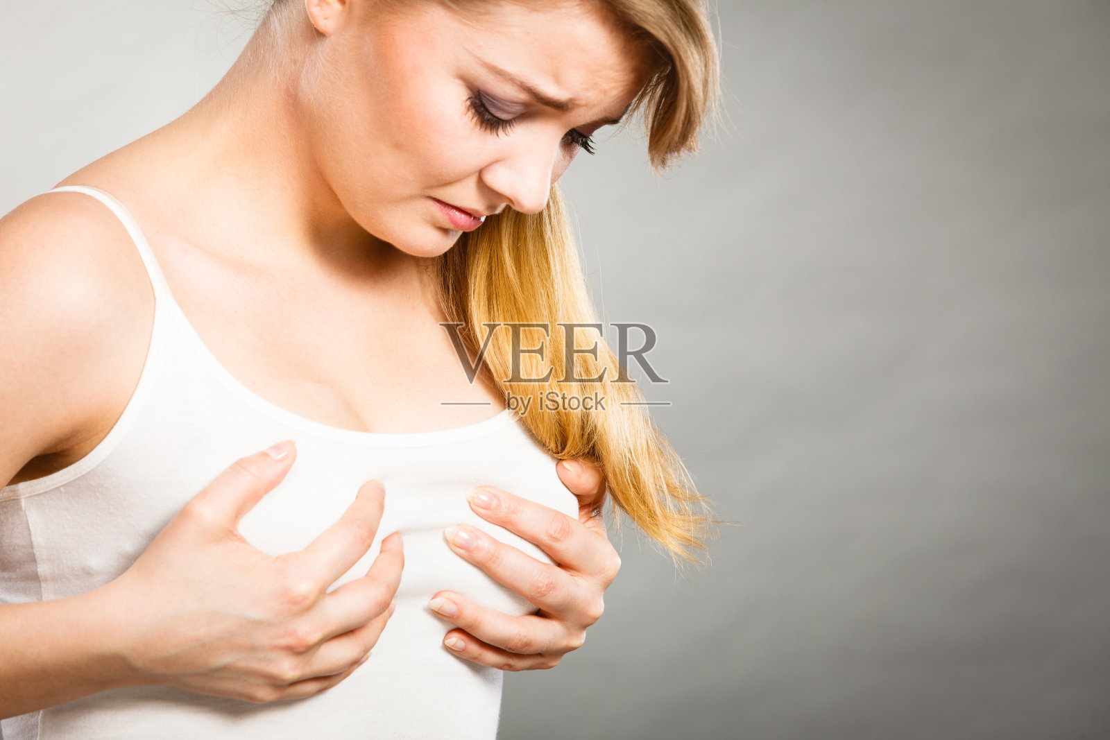 患乳房疼痛的妇女照片摄影图片