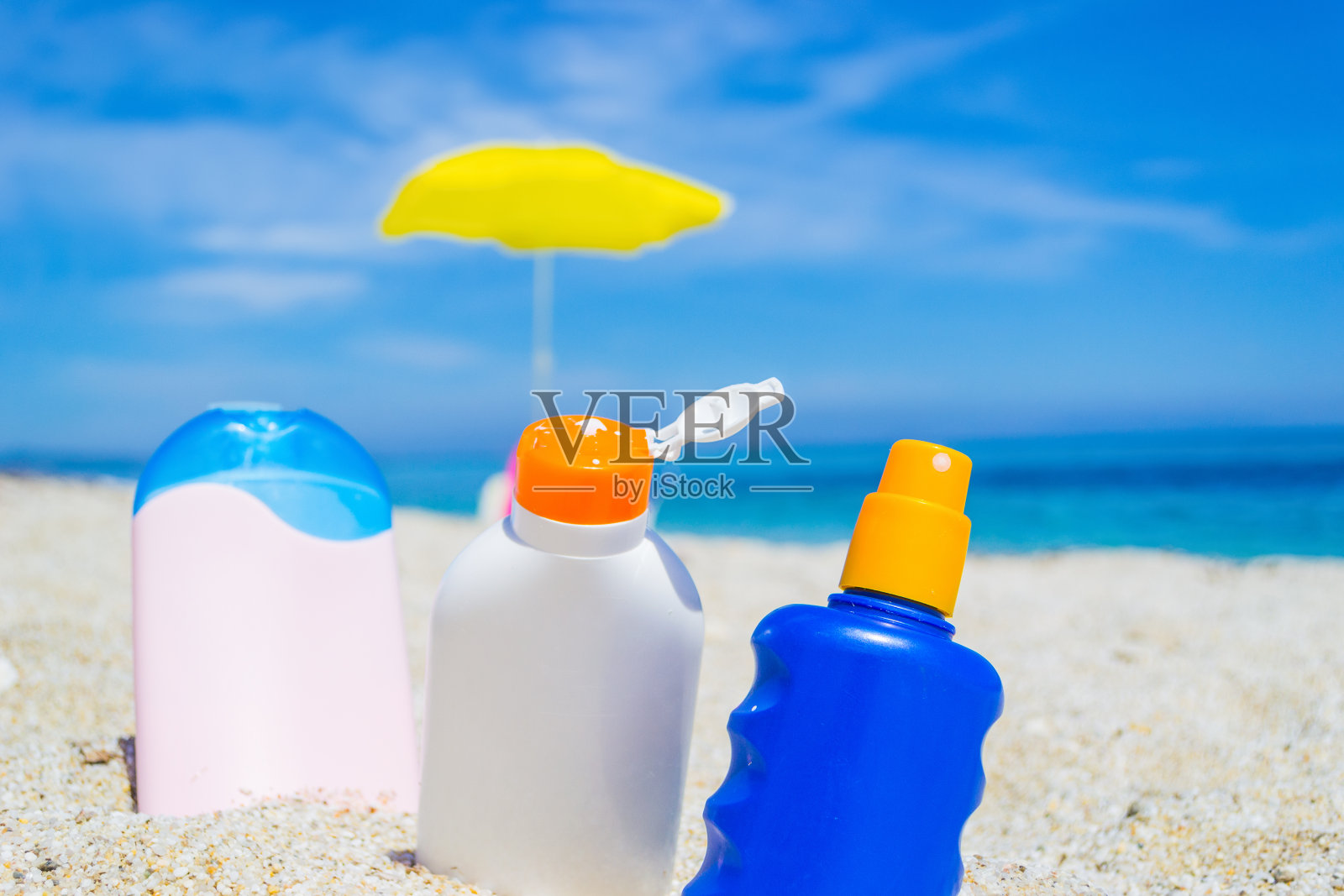 沙滩上的防晒霜瓶子照片摄影图片