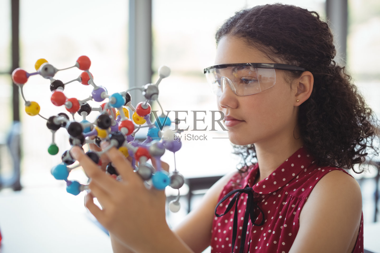 专心的女学生在实验室里实验分子模型照片摄影图片