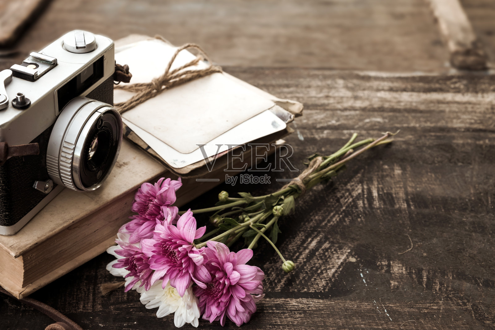 相机和一束鲜花照片摄影图片