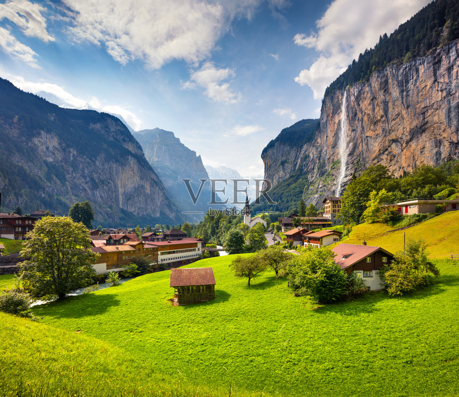 五彩缤纷的夏日风景的Lauterbrunnen村。照片摄影图片