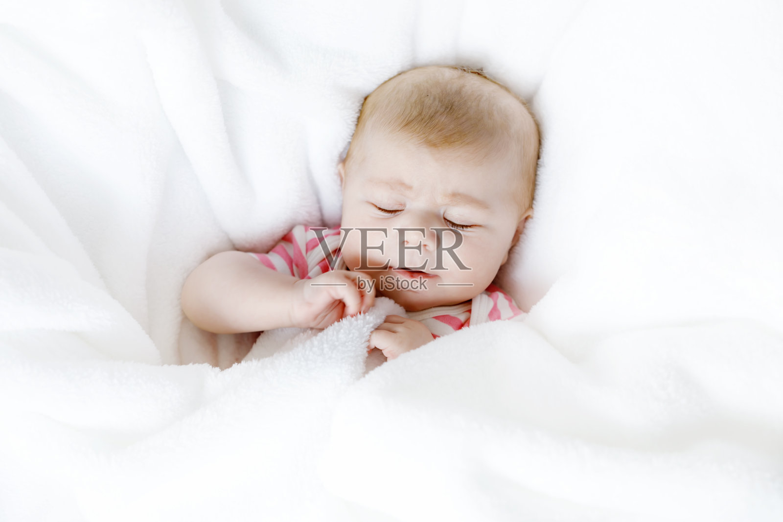 可爱可爱的新生儿婴儿的肖像睡觉照片摄影图片