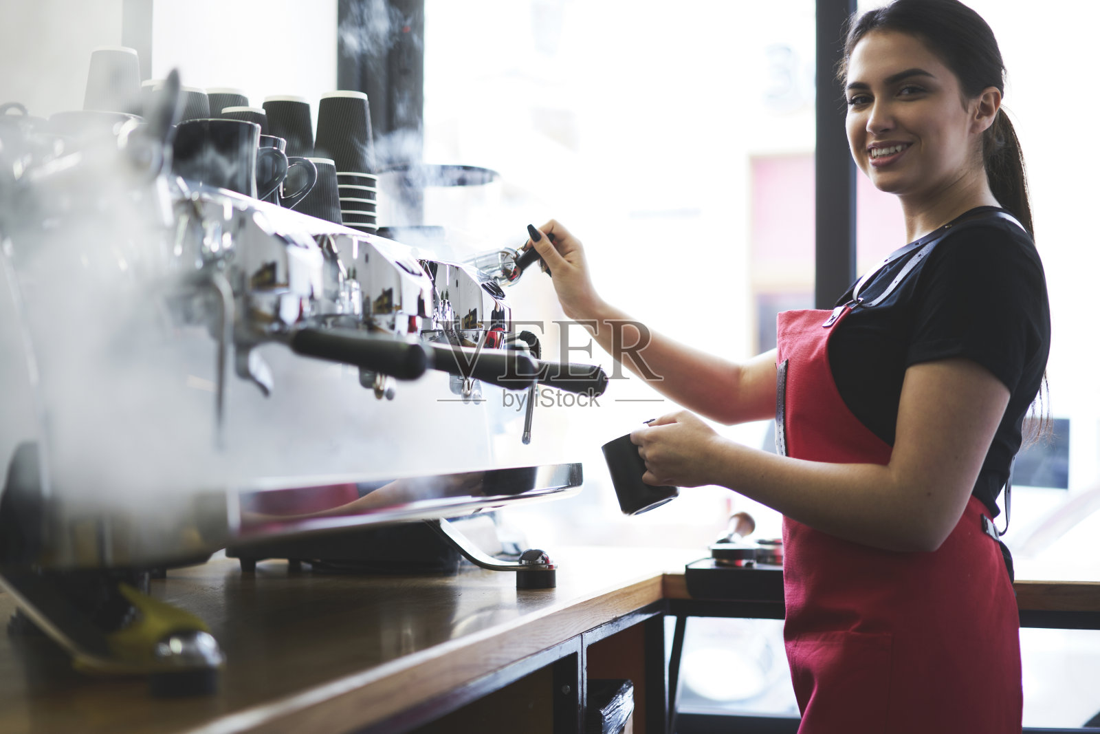有魅力的女咖啡师在自助餐厅工作的肖像照片摄影图片