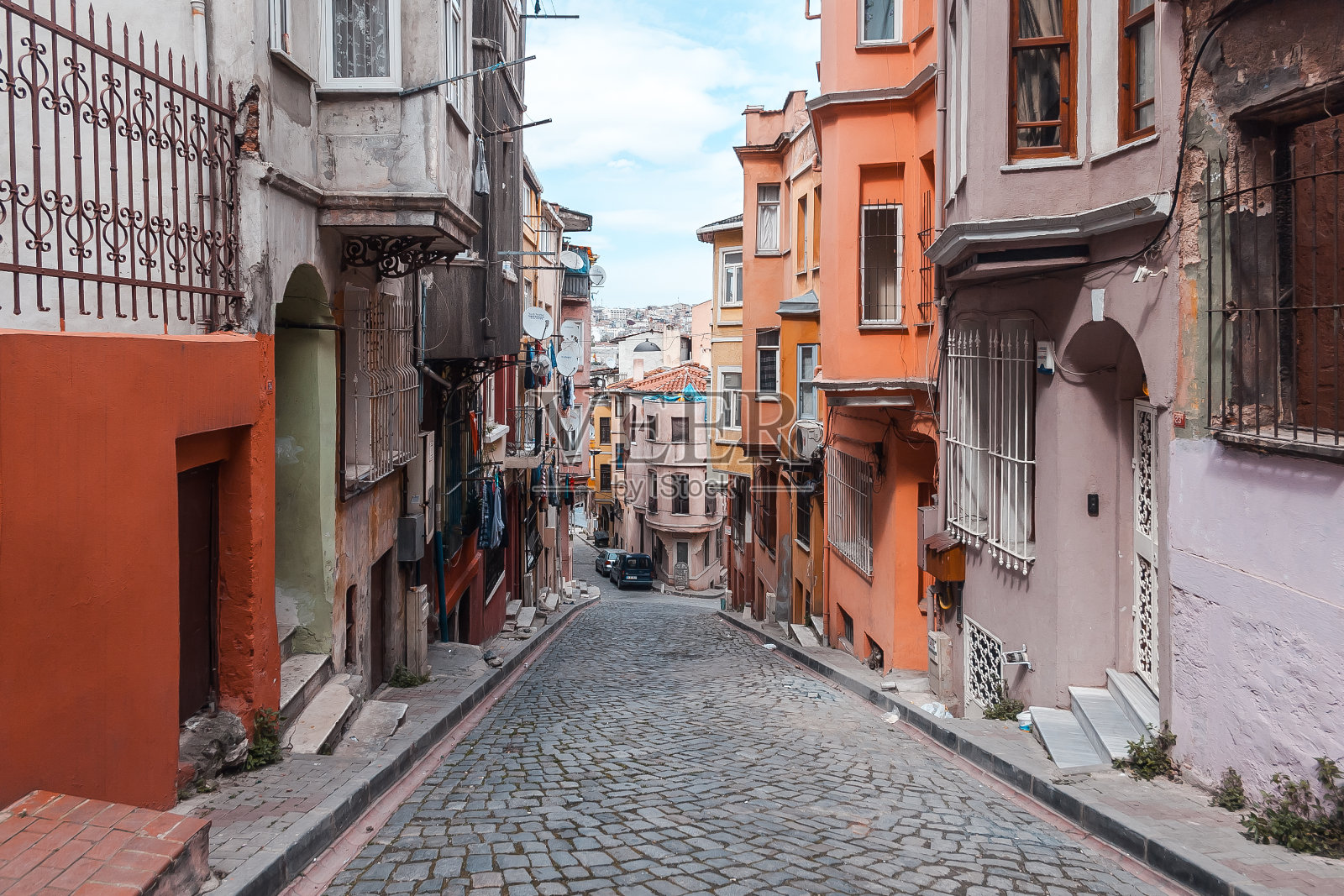 伊斯坦布尔旧城区狭窄街道上五颜六色的建筑照片摄影图片