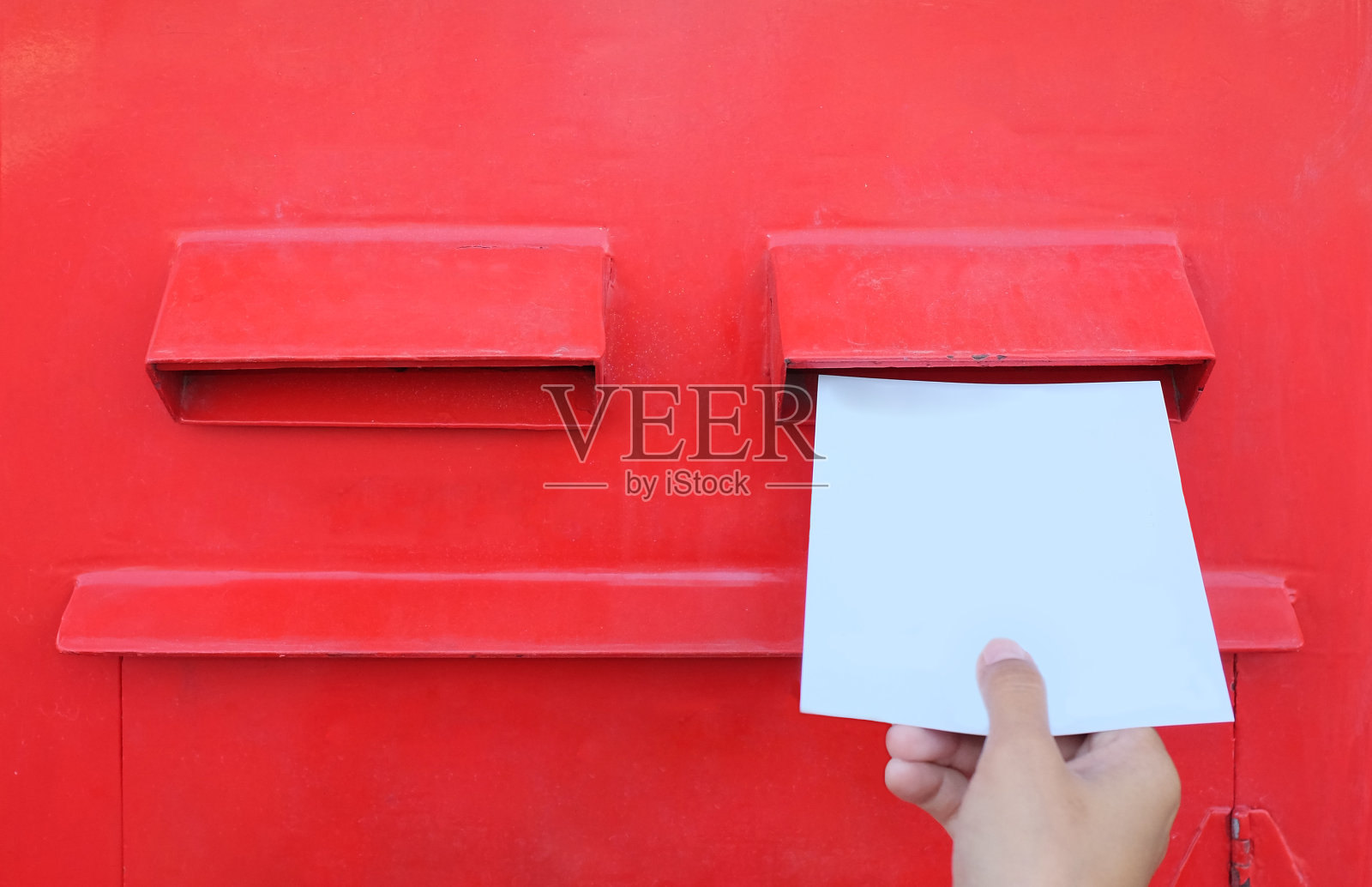 用红色信箱寄信或明信片。照片摄影图片
