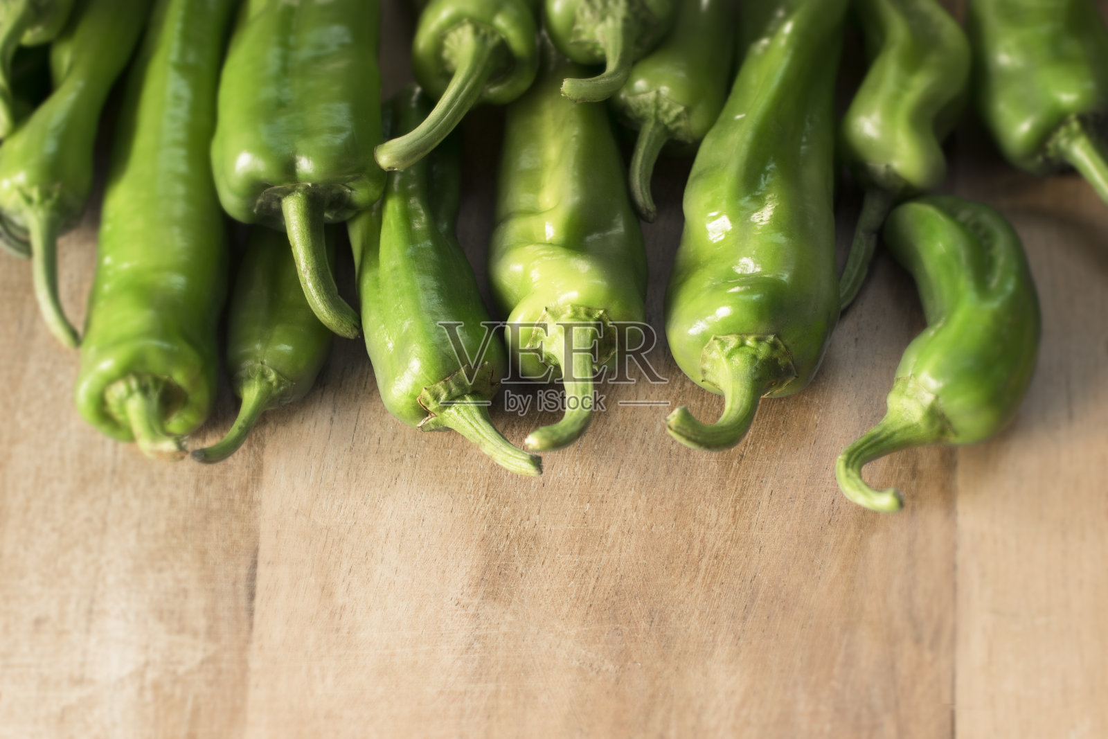 蔬菜成分。木背景上的青椒照片摄影图片