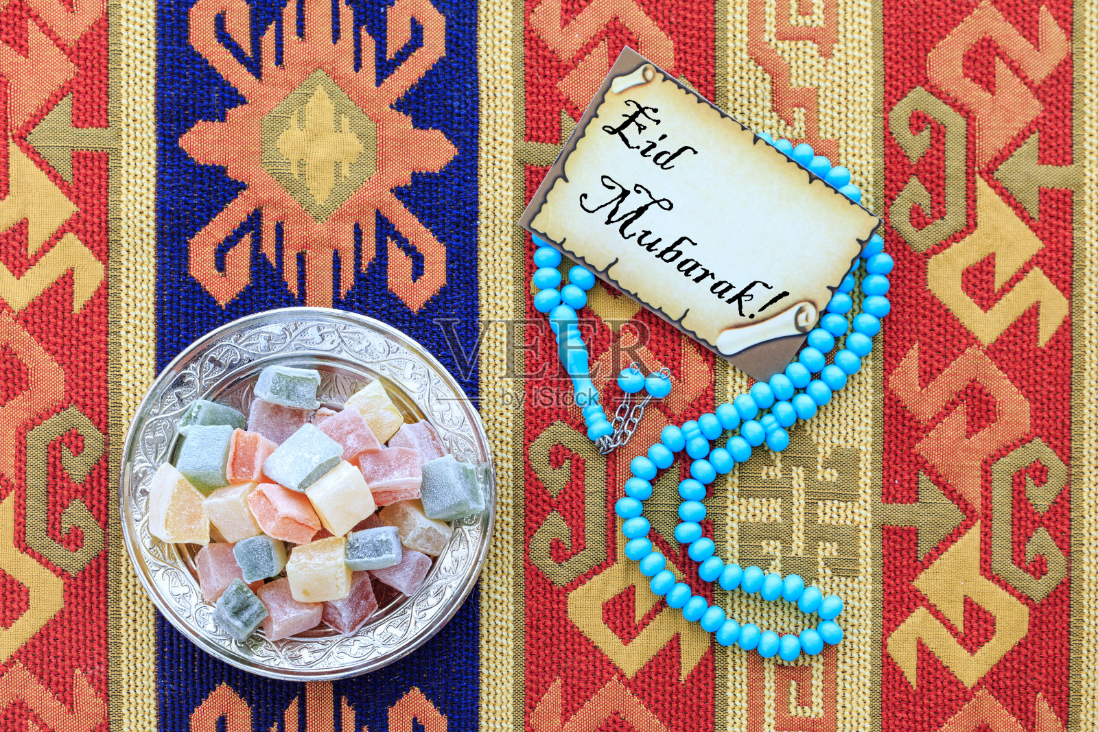 开斋节穆巴拉克文字卡与蓝色祈祷珠和土耳其的喜悦地毯照片摄影图片