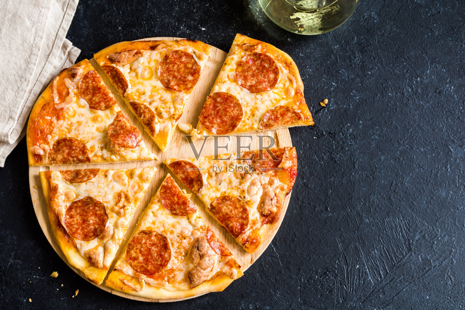 意大利香肠披萨照片摄影图片