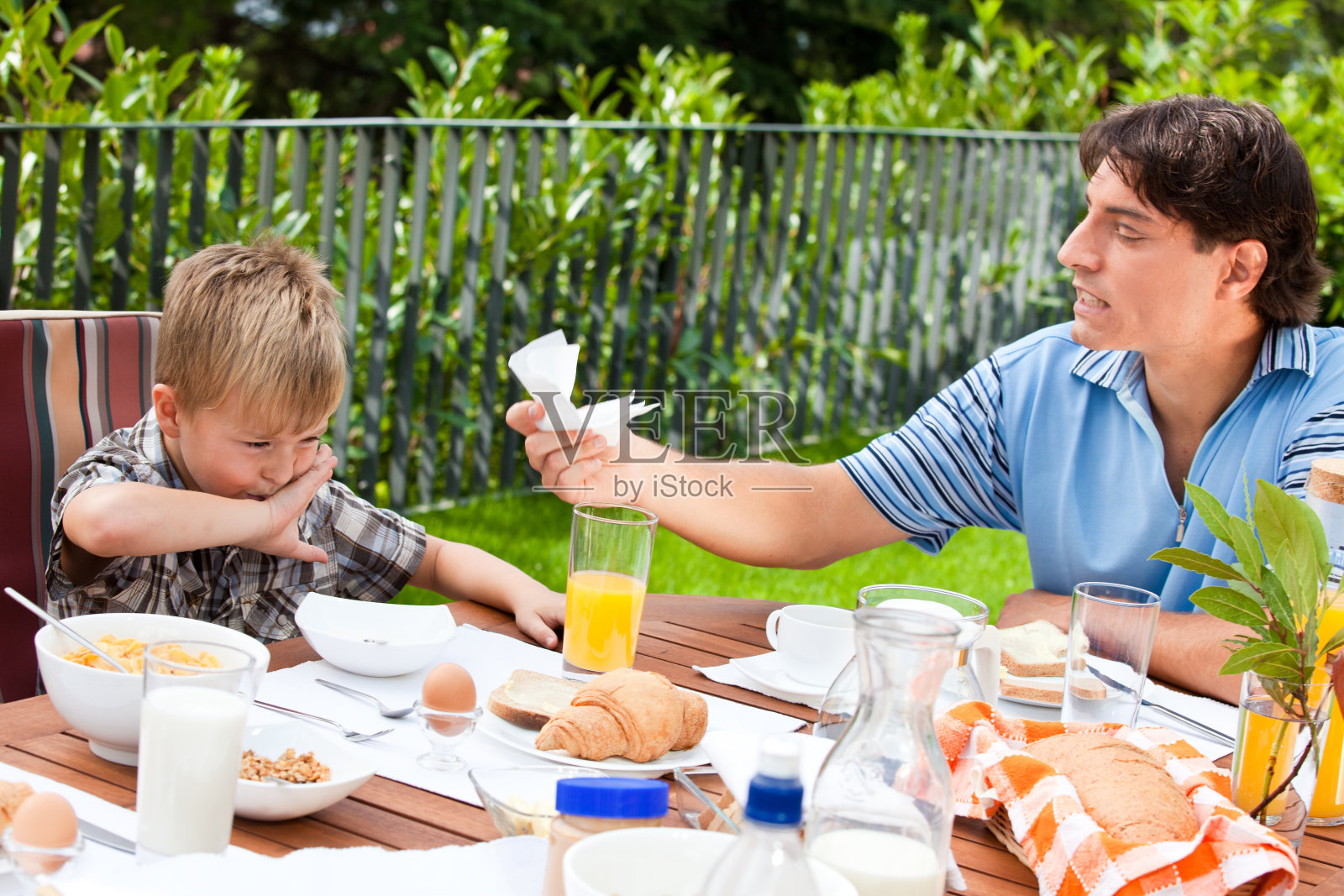 父亲和儿子在吃早餐照片摄影图片