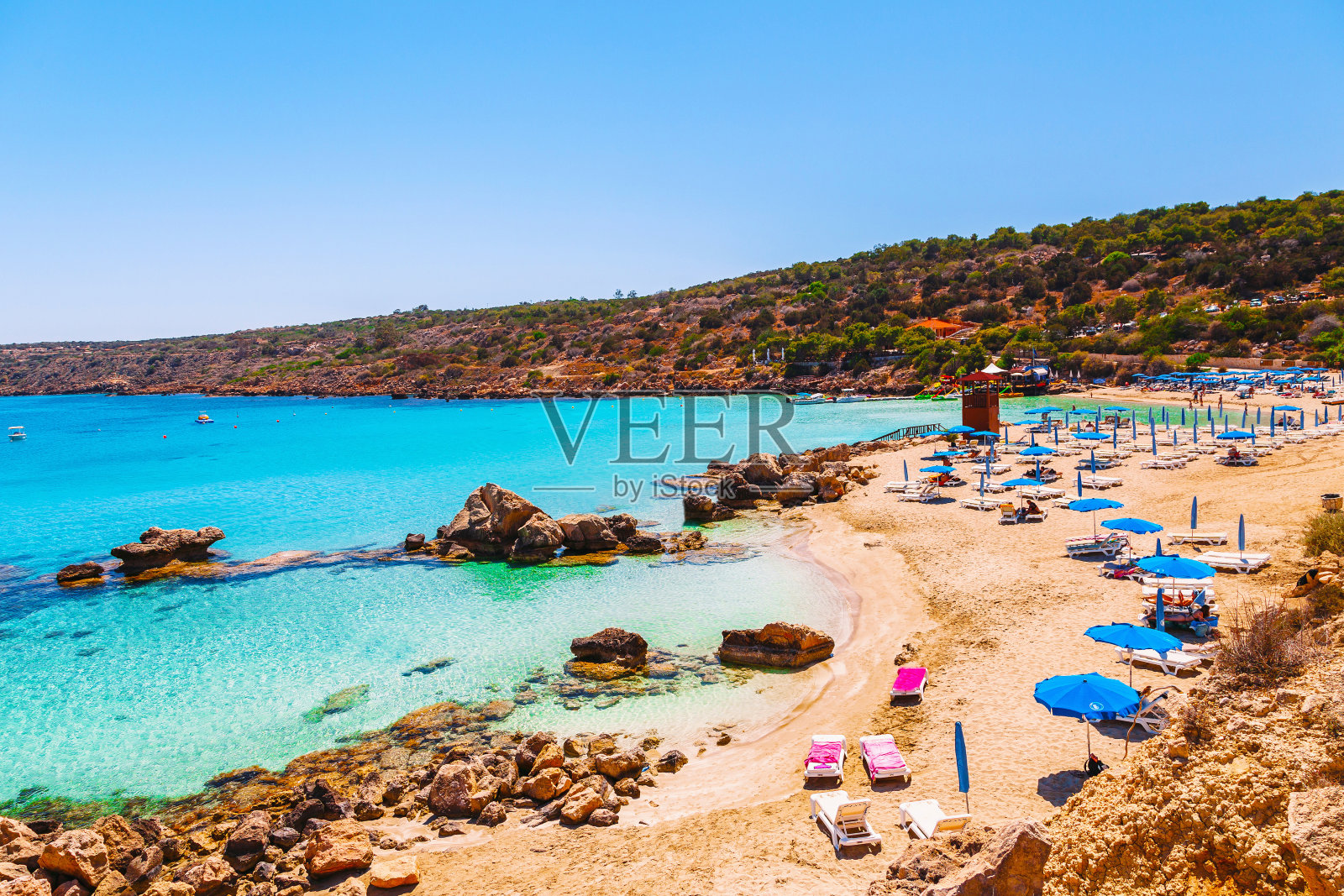 地中海塞浦路斯岛阿伊纳帕尼西海滩和卡沃格列柯附近的美丽风景。令人惊叹的蓝色绿色的海洋和阳光明媚的一天。照片摄影图片