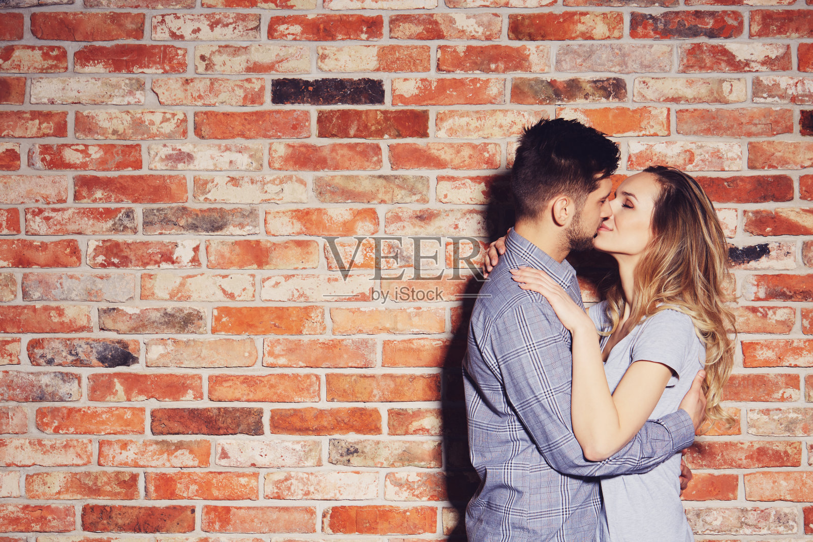 年轻夫妇亲吻照片摄影图片