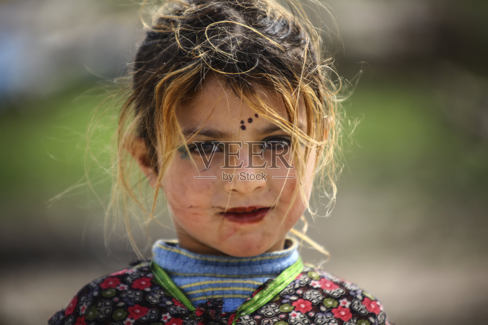 难民营里的小女孩照片摄影图片