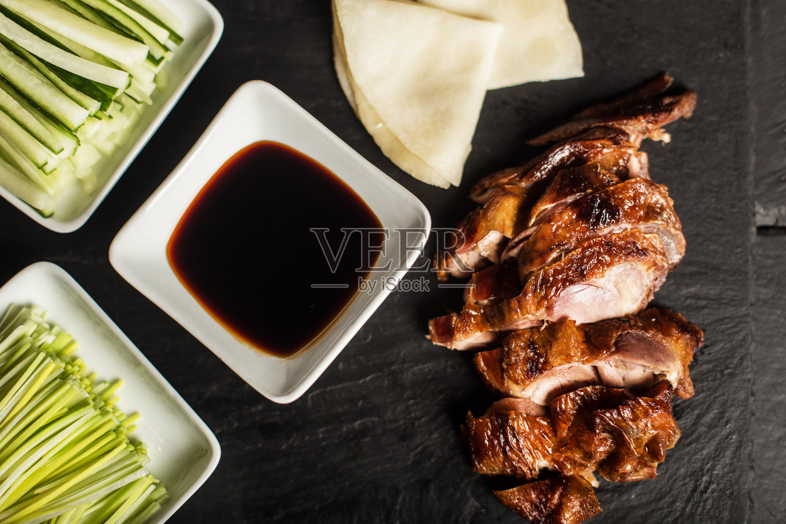 北京烤鸭。中国传统食品。餐厅。前视图。近距离照片摄影图片