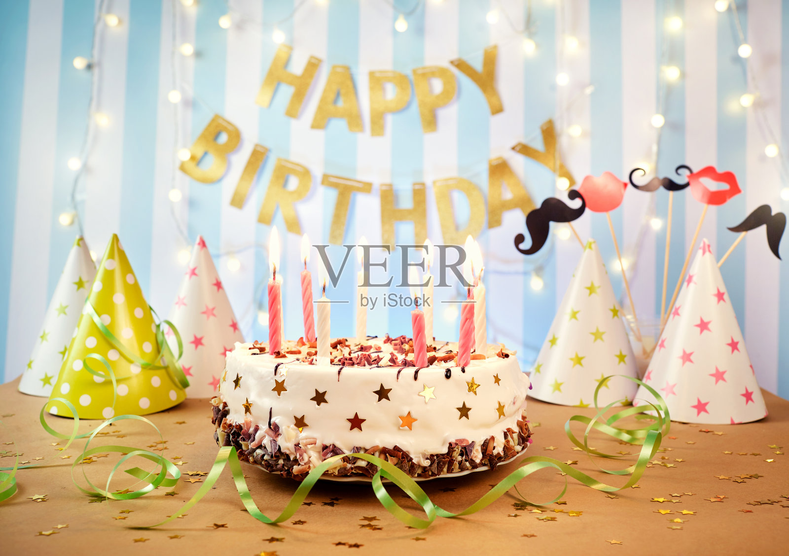 快乐的生日蛋糕与蜡烛的背景花环照片摄影图片