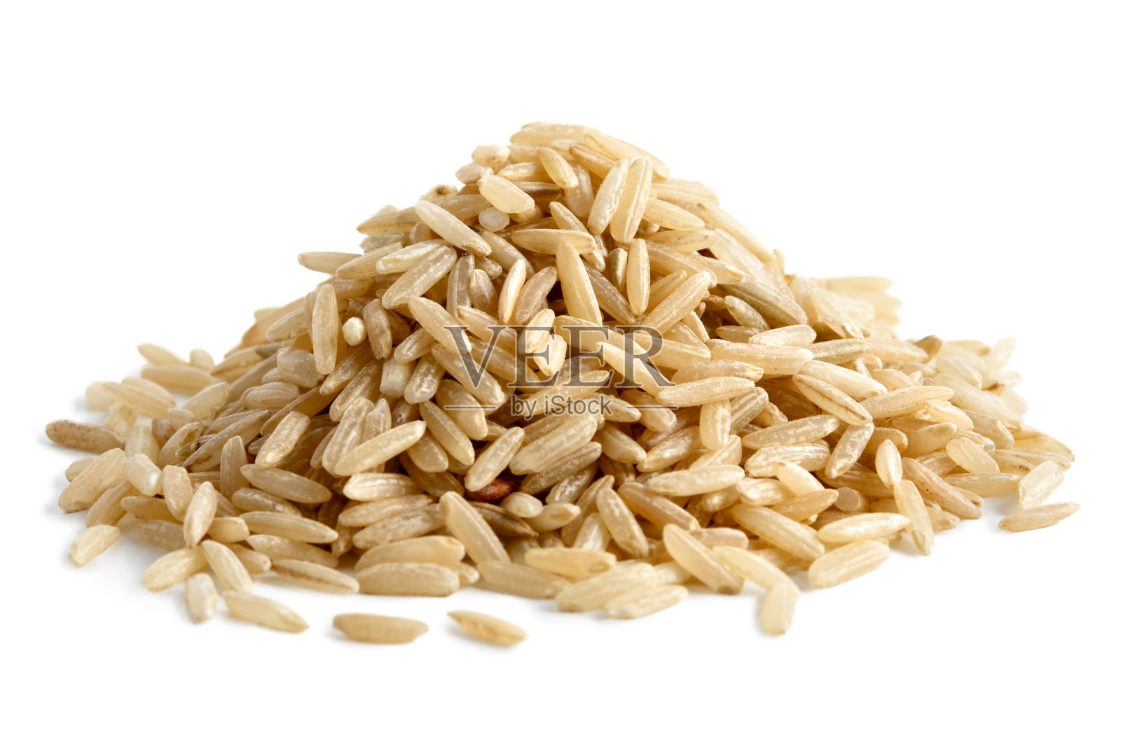 一堆孤立在白米上的长粒糙米。照片摄影图片