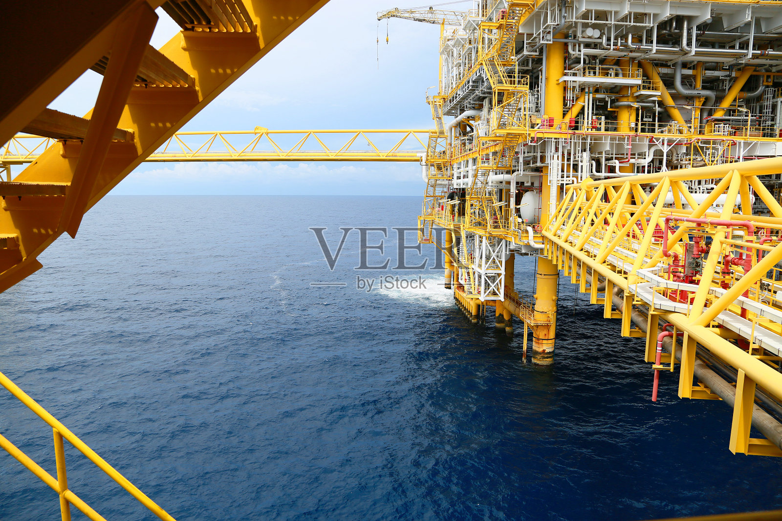海上石油和天然气生产建设平台。石油天然气工业和艰苦的工业。生产平台和操作过程由控制室手动和自动功能。照片摄影图片