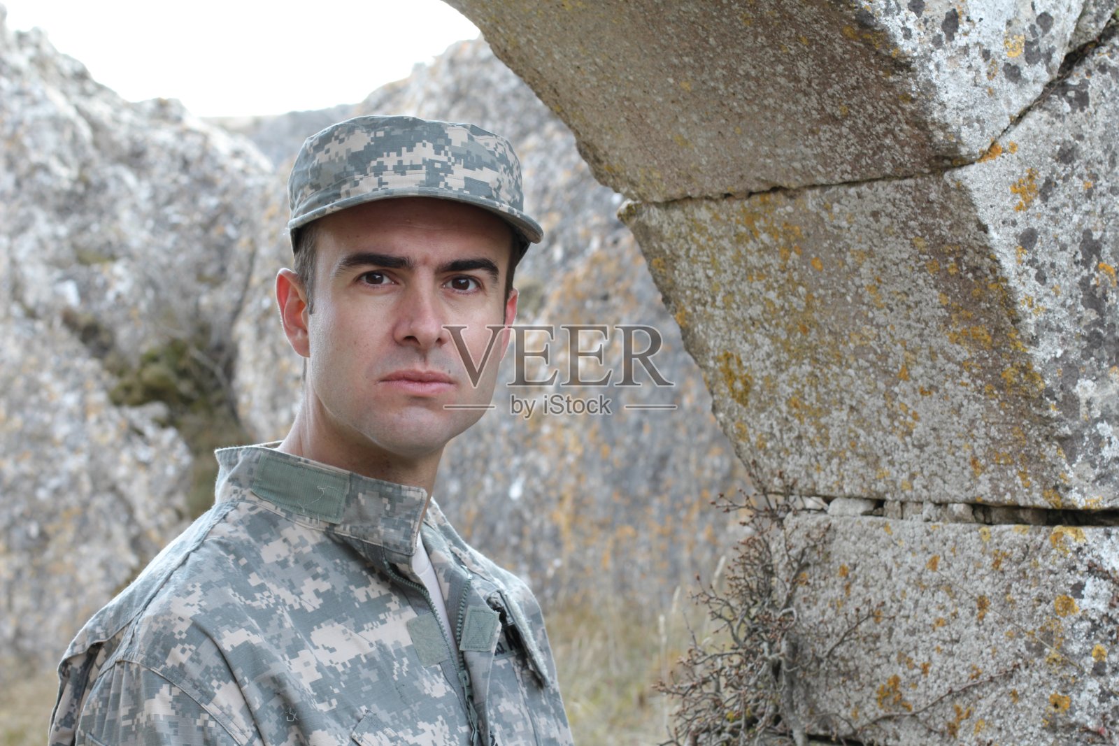一幅表情严肃的士兵肖像照片摄影图片
