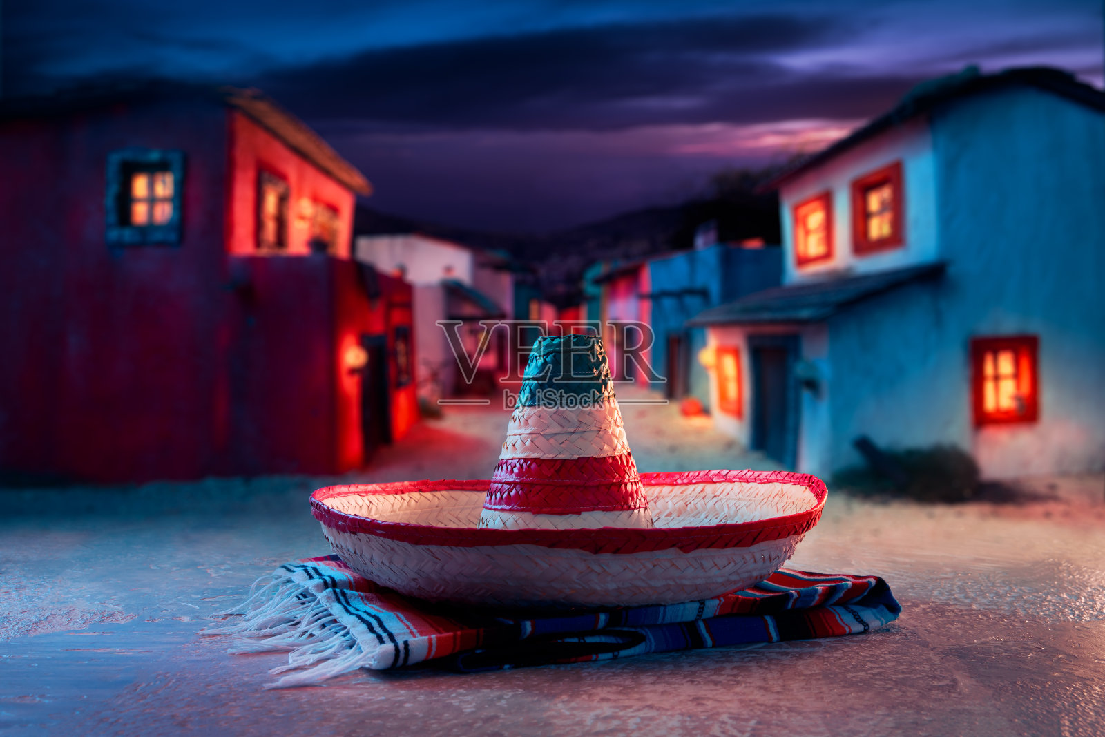 墨西哥帽子'宽边帽'上的'serape'在一个墨西哥村庄黄昏照片摄影图片