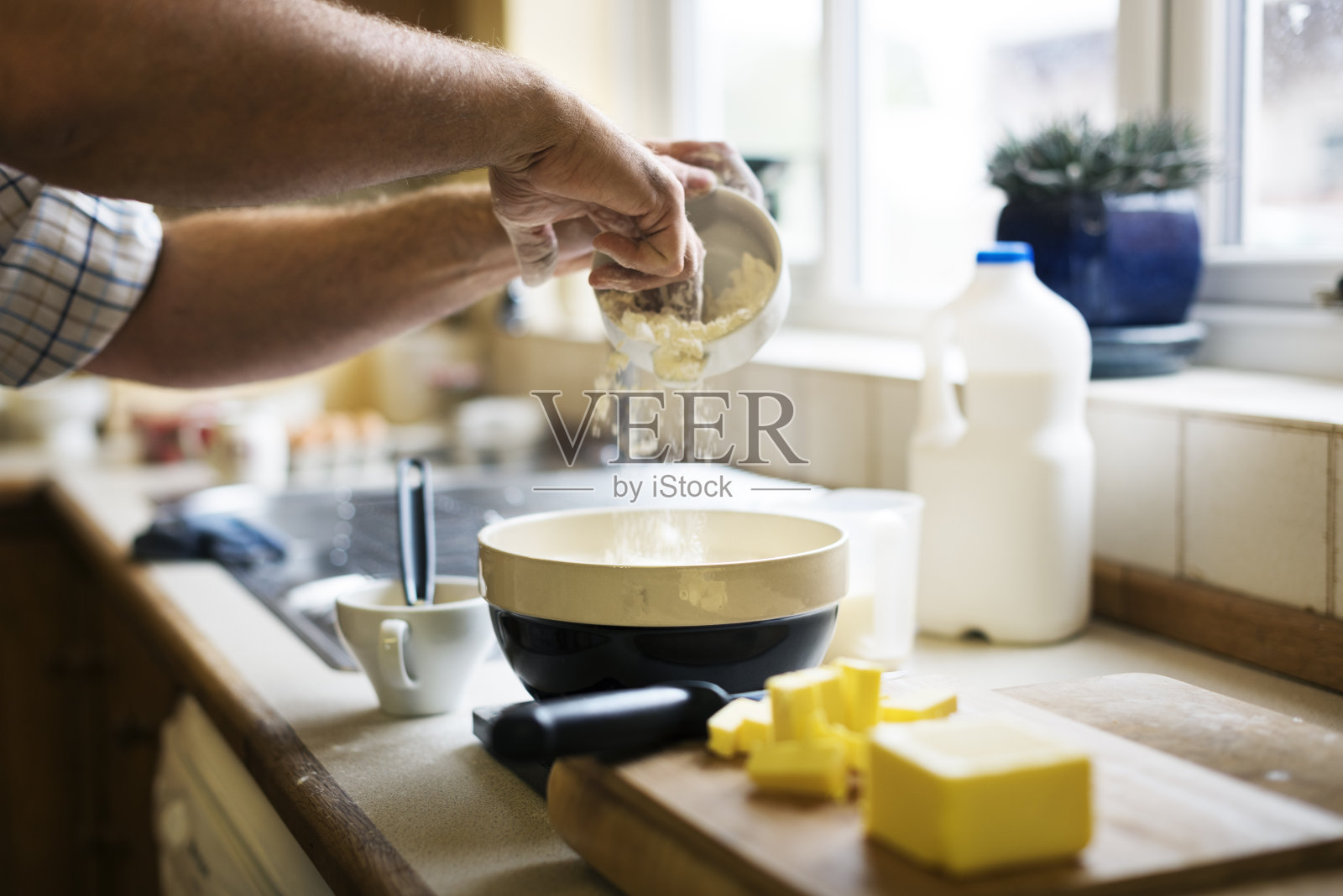 男人混合黄油牛奶糕点概念照片摄影图片