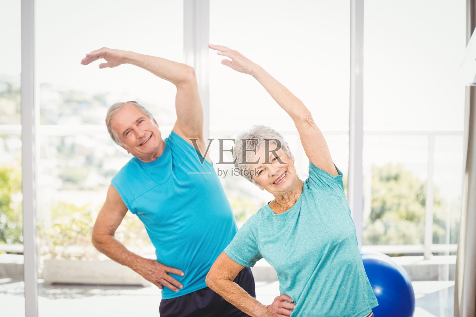 老年夫妇锻炼的肖像照片摄影图片