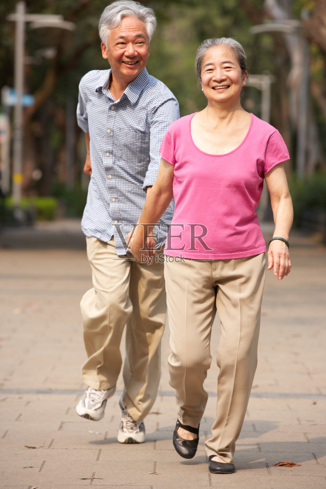 中国老年夫妇在公园散步照片摄影图片