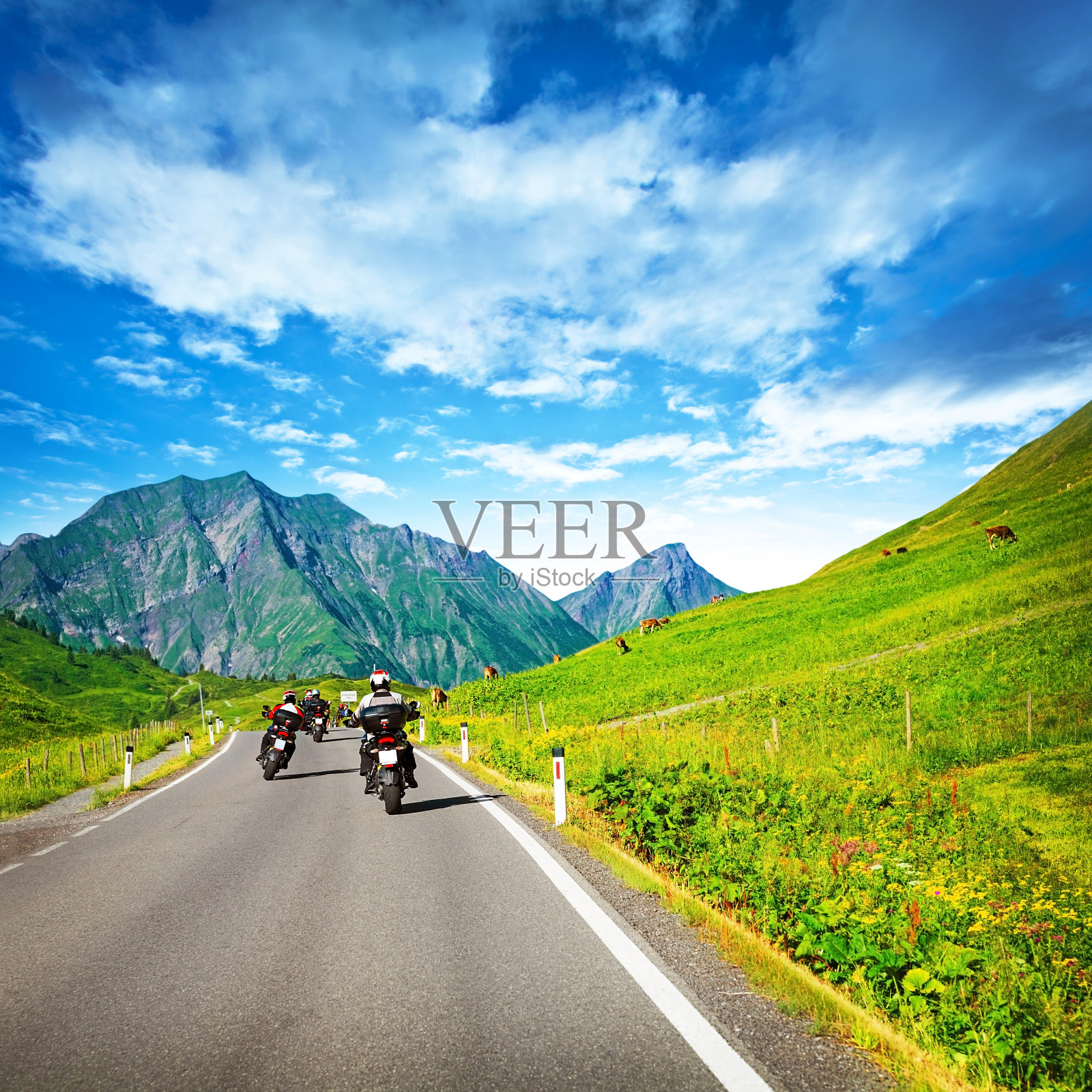 一群骑摩托车的人在乡下的山区照片摄影图片