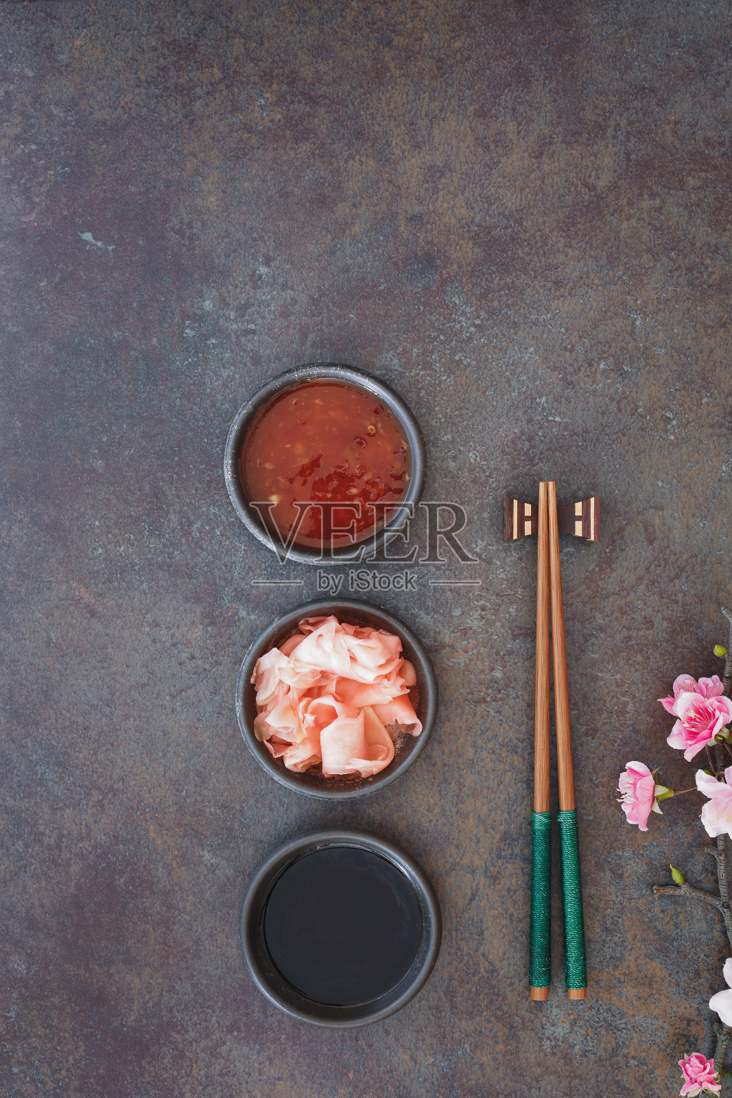 寿司搭配筷子、酱油、辣椒酱和腌姜照片摄影图片