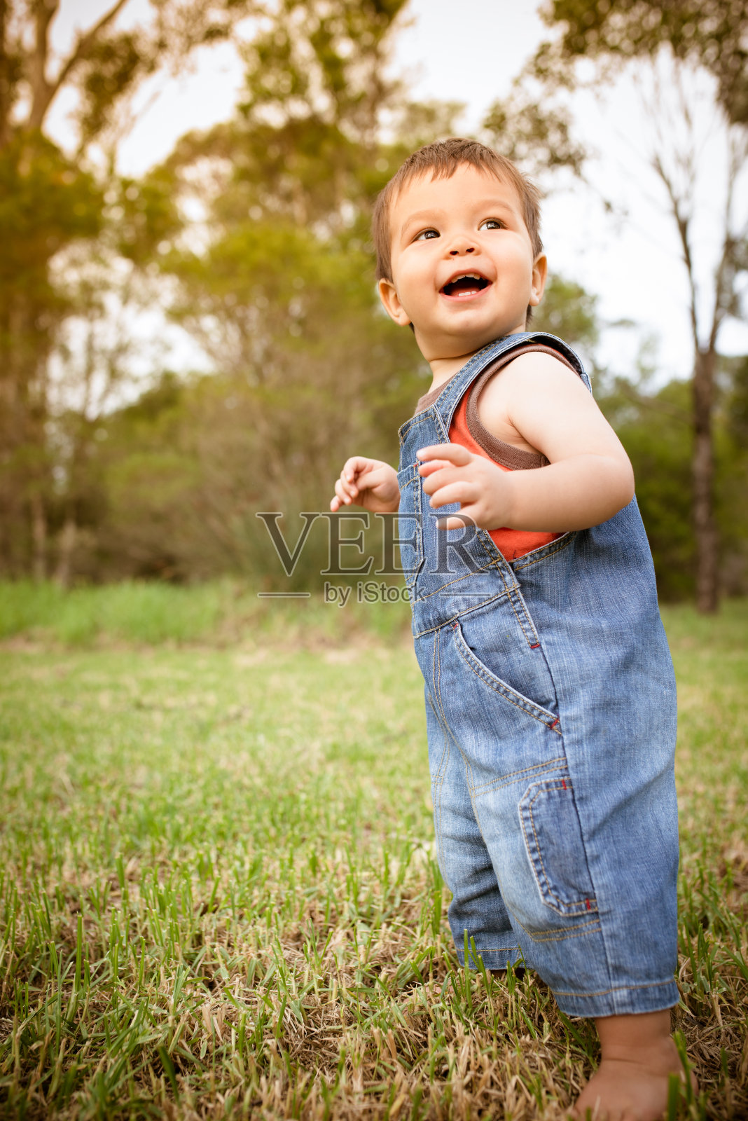 一个一岁的男孩学走路照片摄影图片