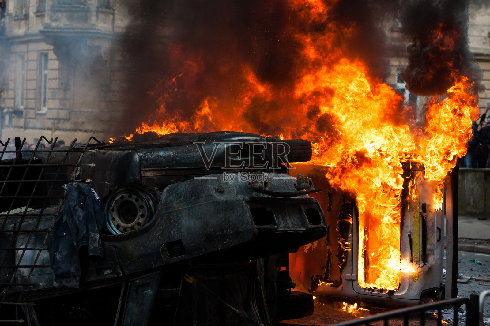 燃烧的汽车。暴乱中汽车被毁并被点燃。城市中心照片摄影图片