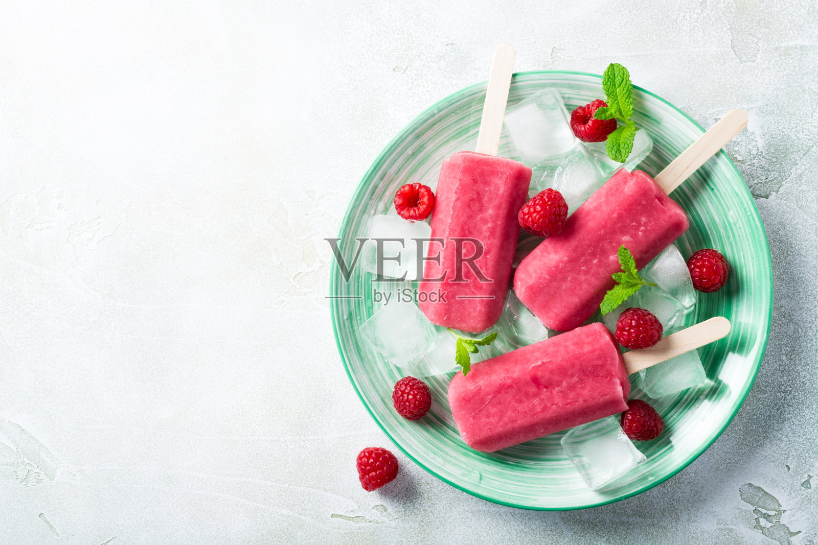 自制的草莓冰棒照片摄影图片