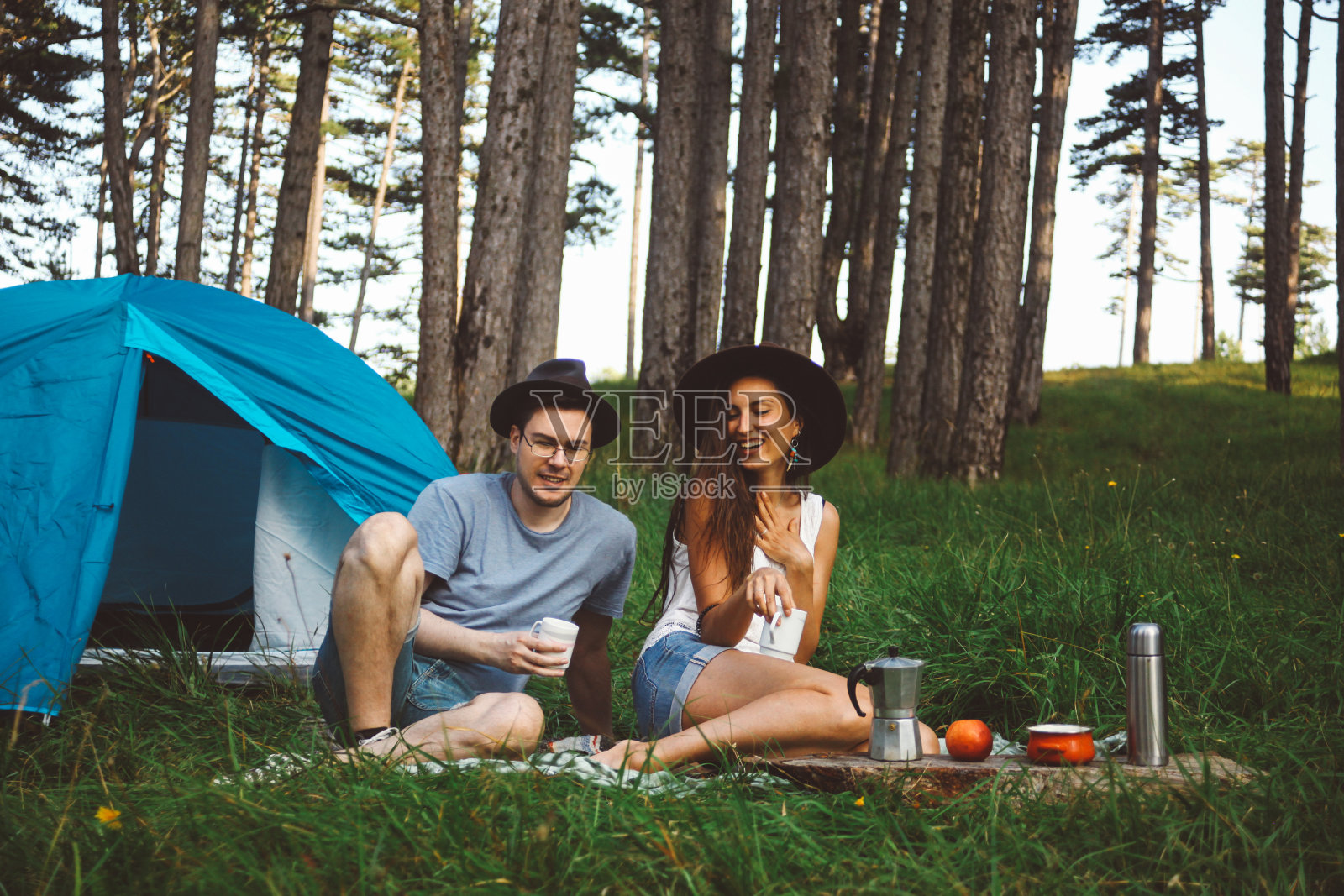 一对年轻夫妇在森林里露营照片摄影图片