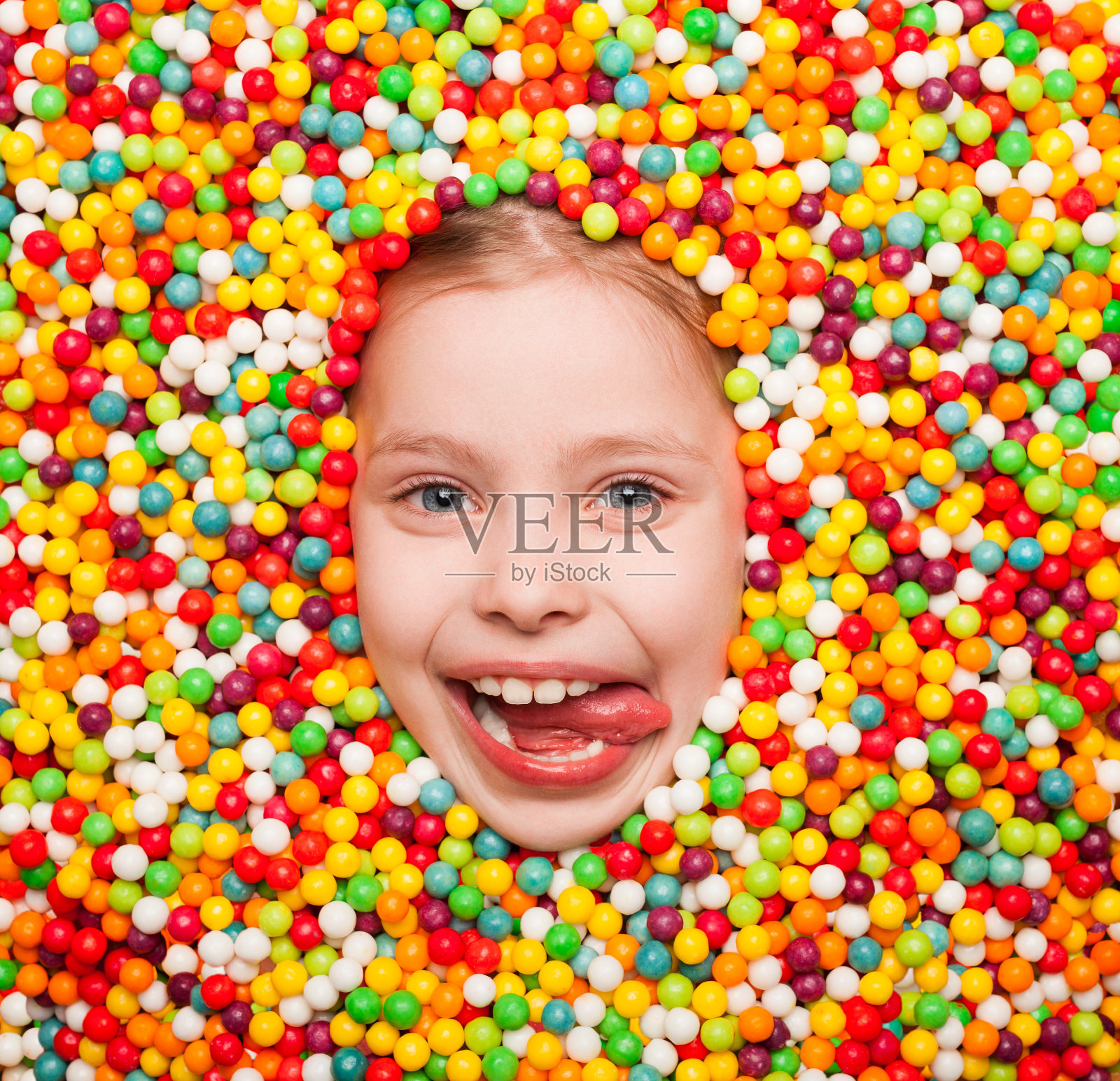 开心的孩子在糖果摆姿势照片摄影图片