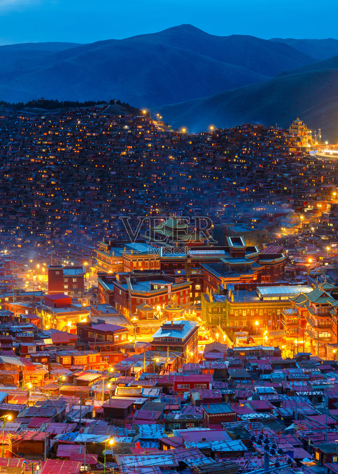 中国四川拉隆噶(佛教学院)的顶视图夜景照片摄影图片